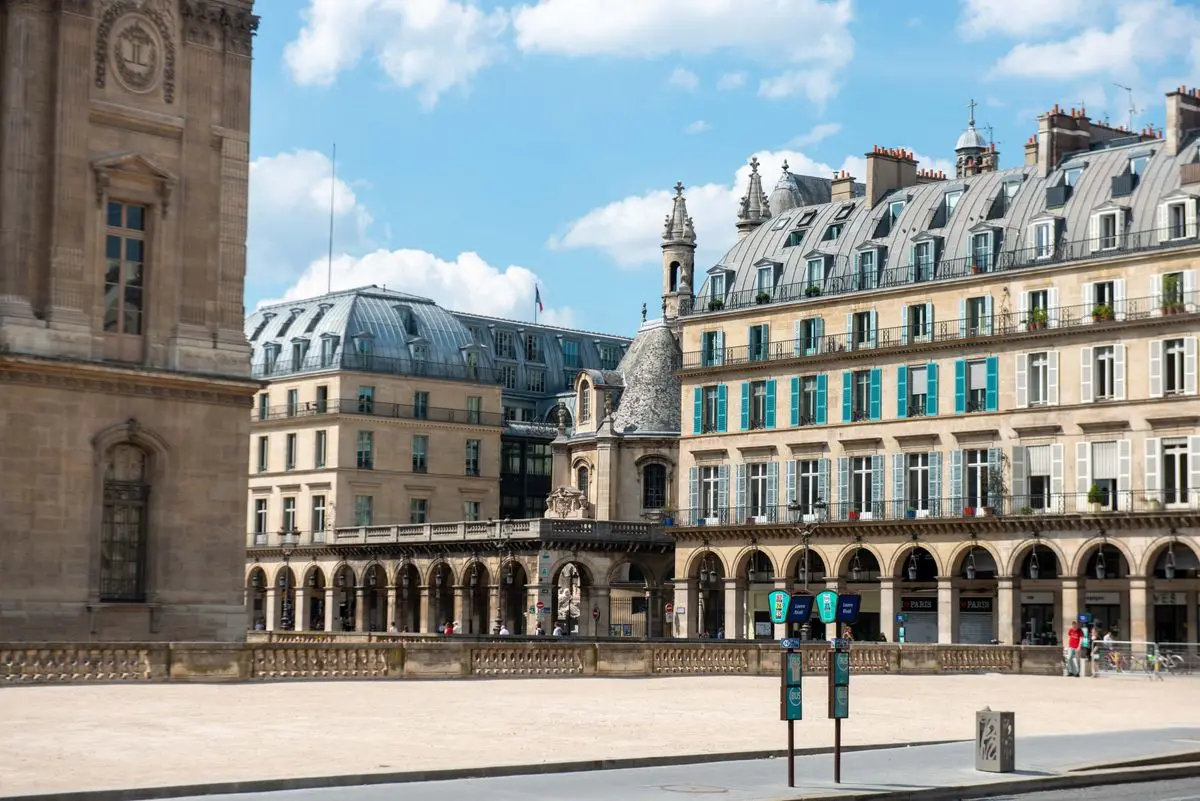 Phố Paris với kiến trúc cổ dưới trời xanh
